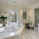 Salle de bain blanche avec une teinte laiteuse et des carreaux de marbre.