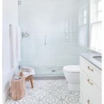 Balta vannas istaba ar grīdas rotājumiem