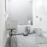 Balta marmora vannas istaba ar pelēkām grīdas flīzēm