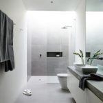 Salle de bain blanche avec des tons gris.