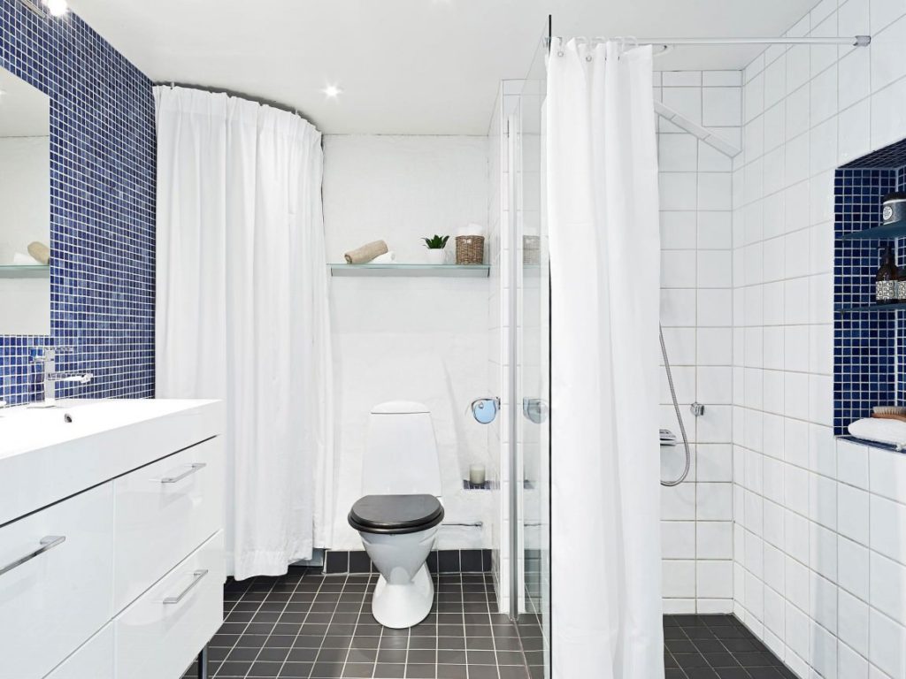 Balta vannas istaba skandināvu stilā un zila.