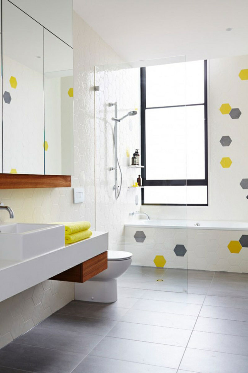חדר אמבטיה לבן בסגנון סקנדינבי וצהוב.