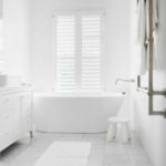 Balta vannas istabas skandināvu stila marmora grīda
