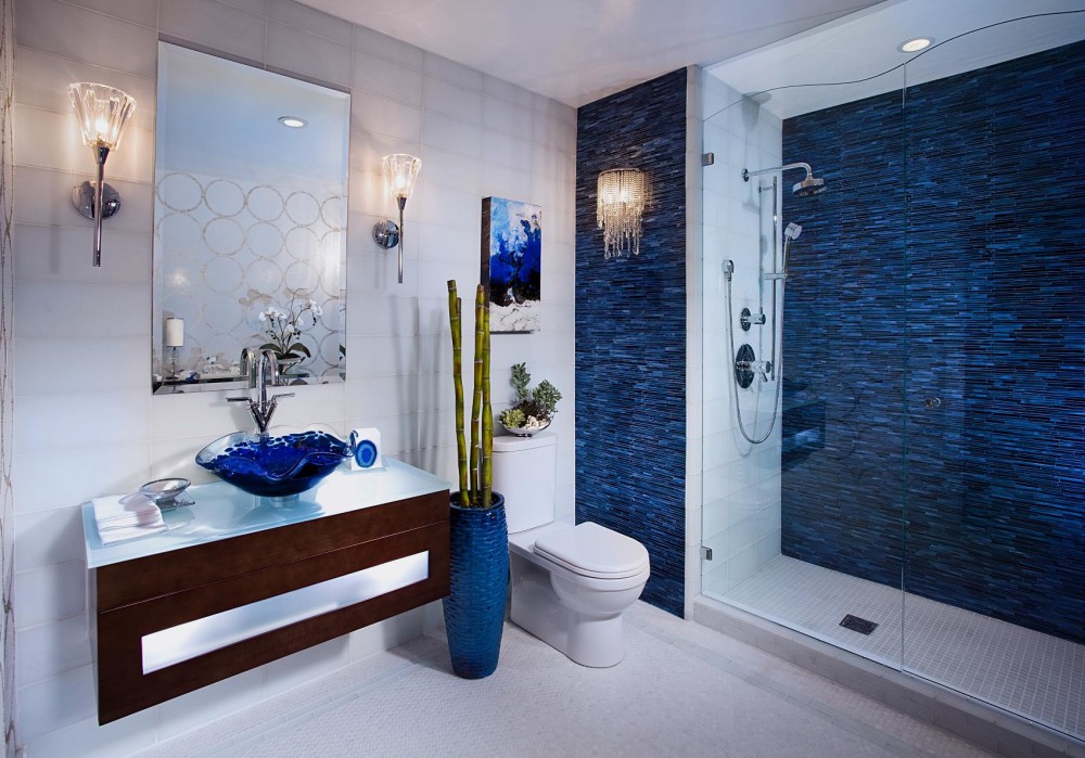 Balta vannas istaba Vidusjūras stilā ar zilu