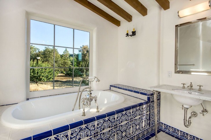 Salle de bain blanche de style méditerranéen