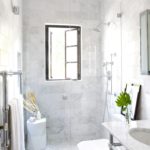 Baltas vannas istabas marmora flīžu sienas