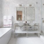 Baltas vannas istabas sienas gaiši pelēkās šūnveida flīzēs