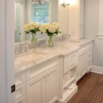 Balta vannas istabas tualetes bloks ar marmora virsmu
