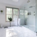 Balta vannas istaba privātmājā ar marmora flīzēm uz grīdas