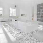 Balta vannas istaba ekoloģiskā stila baltā oļu grīdā