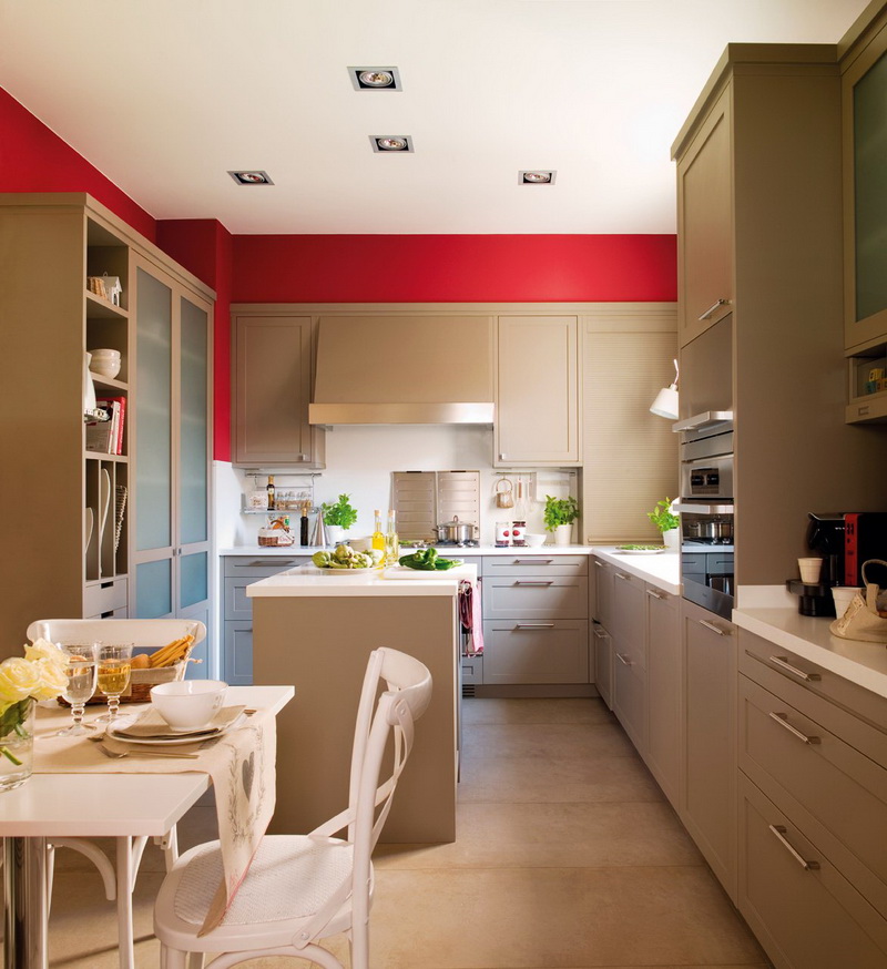 Bucătărie bej și pereți roșii