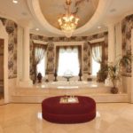Grande salle de bain en marbre avec jacuzzi et méridienne
