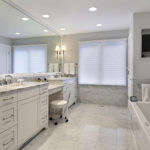 Grande salle de bain en marbre blanc brillant