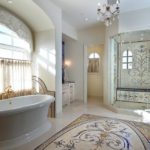 Grande salle de bain lumineuse avec mosaïque au sol