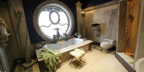 חדר אמבטיה גדול בסגנון עתיק