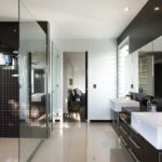 Grande salle de bain high-tech aux couleurs blanc et marron