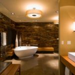 Grande salle de bain avec des carreaux de marbre et de granit