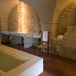 حوض استحمام كبير على طراز السراديب مصنوع من الحجر الخام