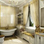 Grande salle de bain classique en carrelage et rideaux