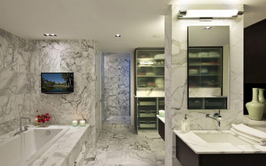 Grande salle de bain en marbre plaisir cher