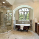 Grande salle de bain en marbre carreaux de douche en verre