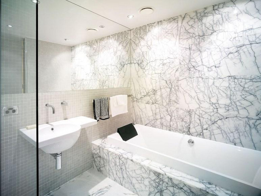 Phòng tắm lớn bằng đá cẩm thạch trên sàn và tường