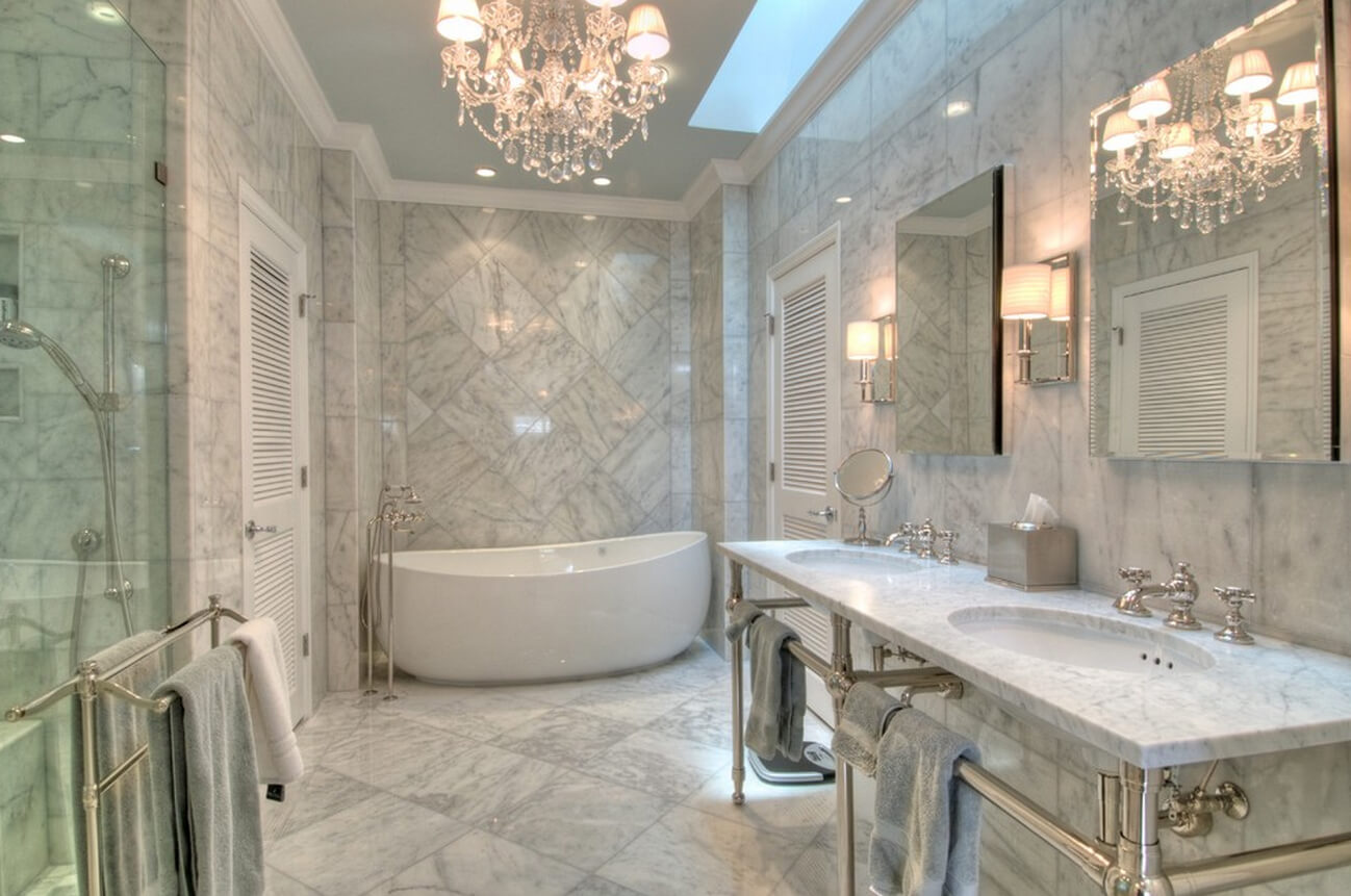 Grande salle de bain en marbre