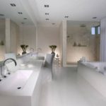 Grande salle de bain blanche