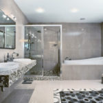 Grande mosaïque de salle de bain et carrelage blanc