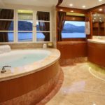 Phòng tắm lớn bằng đá cẩm thạch và ốp gỗ