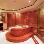 Gạch phòng tắm lớn bằng đá cẩm thạch đỏ