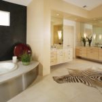 Grande salle de bain avec vanité et lavabo