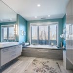 Phòng tắm lớn với tông màu xanh và xám