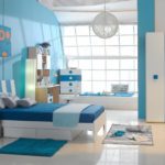 Décor de chambre d'enfant sol brillant blanc murs et textiles bleus