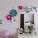 Duvardaki kağıttan yapılmış dekor çocuk odası çiçekleri