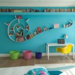 Décoration chambre enfant mur bleu avec étagère en spirale