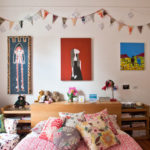 Çocuk odası resimleri ve duvardaki bayrak çelenk için dekor