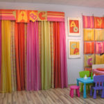 Çocuk odası çok renkli perdelerin dekoru