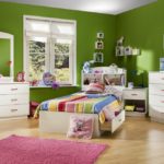 Chambre d'enfants décoration murs verts meubles blancs