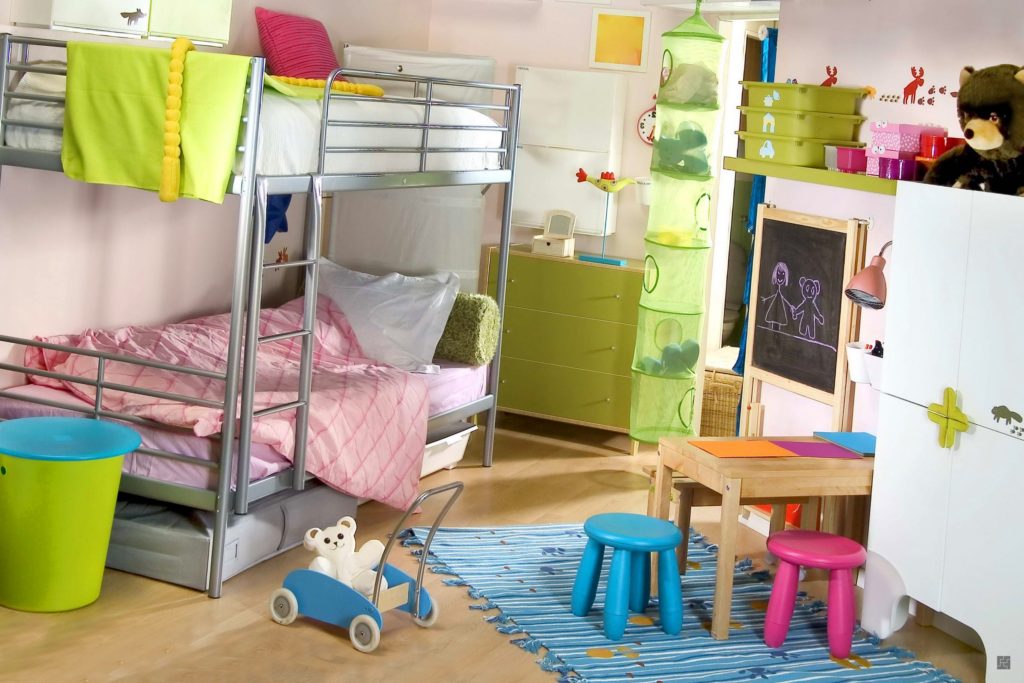 Bērnu istabas dizains diviem divdzimumu bērnu divstāvu gulta