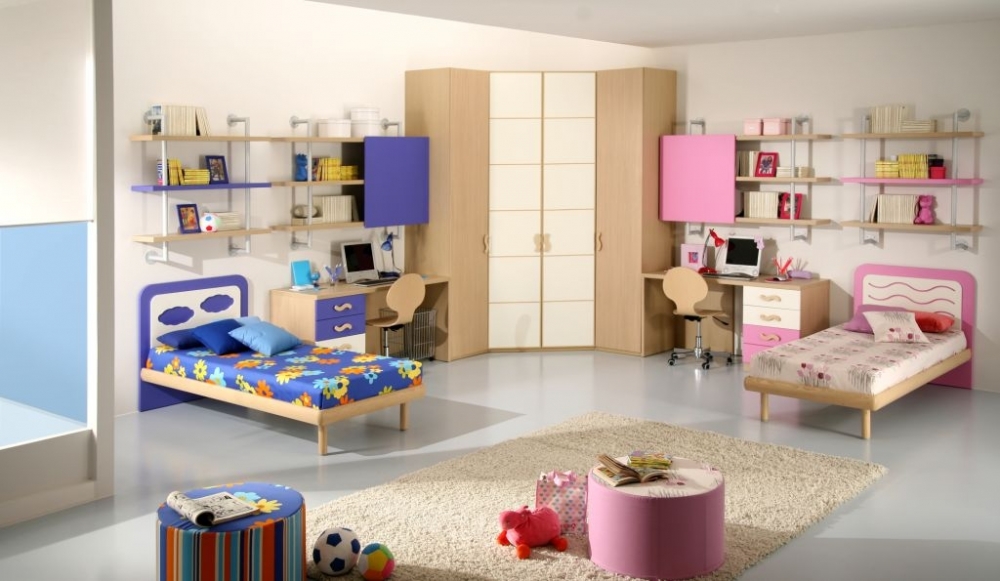 İki heteroseksüel çocuk gardırop için bir çocuk odası tasarımı