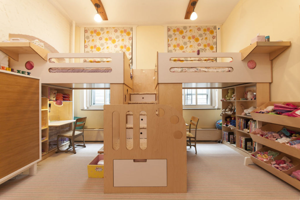 Conception d'une chambre d'enfant pour deux enfants hétérosexuels, lit au dessus de la table.