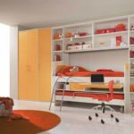 Yatağı dönüştüren iki heteroseksüel çocuk için bir çocuk odası tasarımı