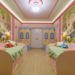 תכנון חדר ילדים לשתי מיטות ילדים הטרוסקסואליות עם ארונות