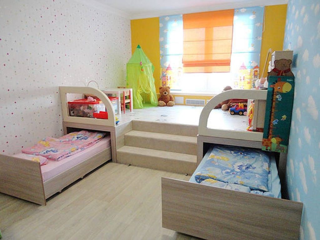 Bērnu istabas dizains diviem heteroseksuāliem bērniem, kas pārveido gultas