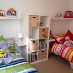 تصميم غرفة للأطفال لطفلين من جنسين مختلفين مع خزانة بجانب السرير
