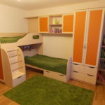 İki heteroseksüel çocuk iki katmanlı köşe yatak için bir çocuk odası tasarımı