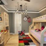 تصميم غرفة للأطفال لطفلين من جنسين مختلفين في شقة في المدينة