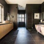 Proiectați o baie spațioasă într-o casă privată