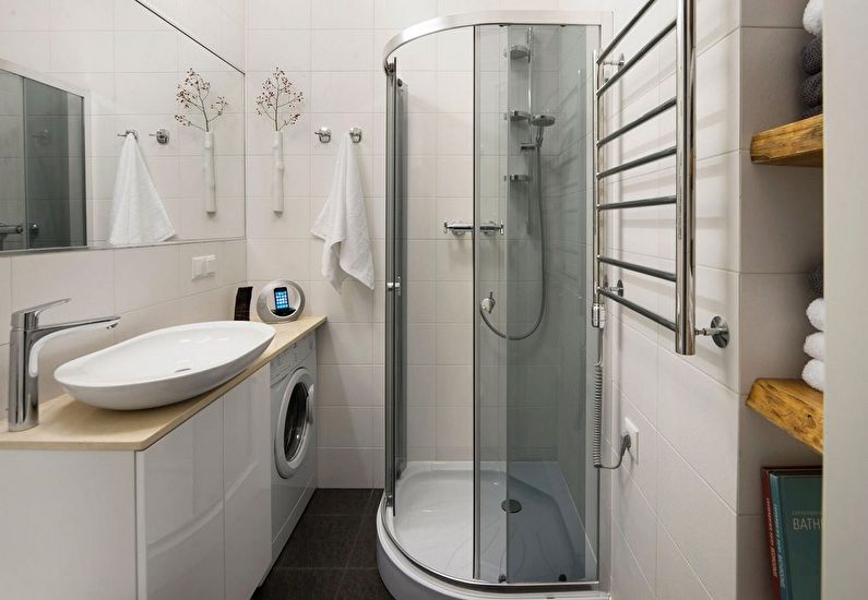 salle de bain avec douche et machine à laver